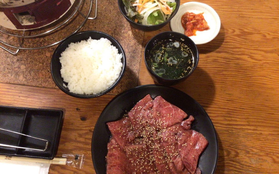 見逃せないスポット！駅近くのホルモン焼肉店で、至福のひとと