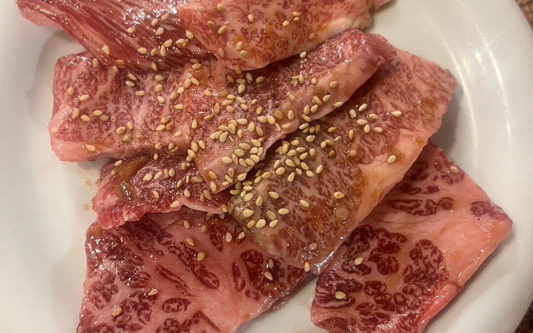 焼き肉の香ばしい香りとジューシーなお肉に思わず笑みがこぼれる