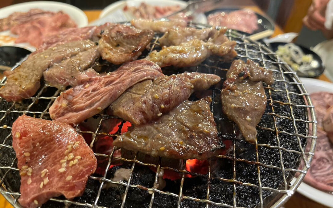 炭火の香りが漂う